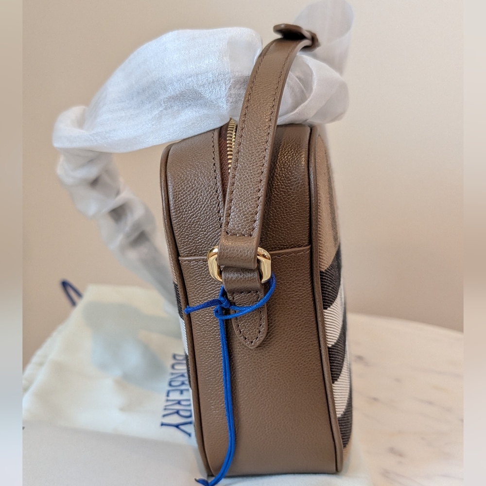 NWT Burberry Camera Bag - Picture 4 of 7